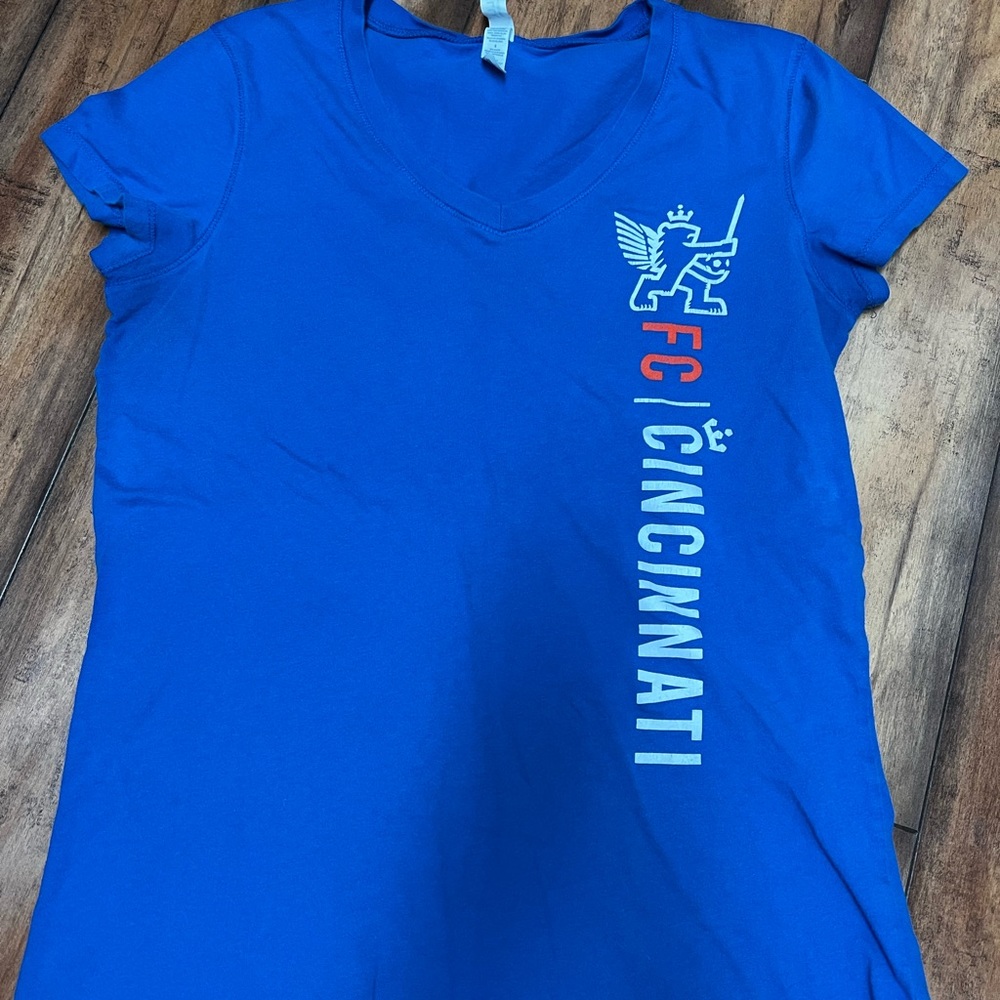 FC Cincinnati v-neck. Women’s large